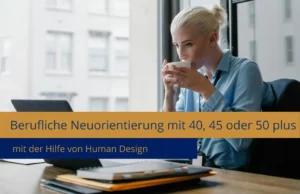 Frau am Computer mit Kaffeetasse am Mund