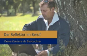 Mann mit Laptop unter Baum