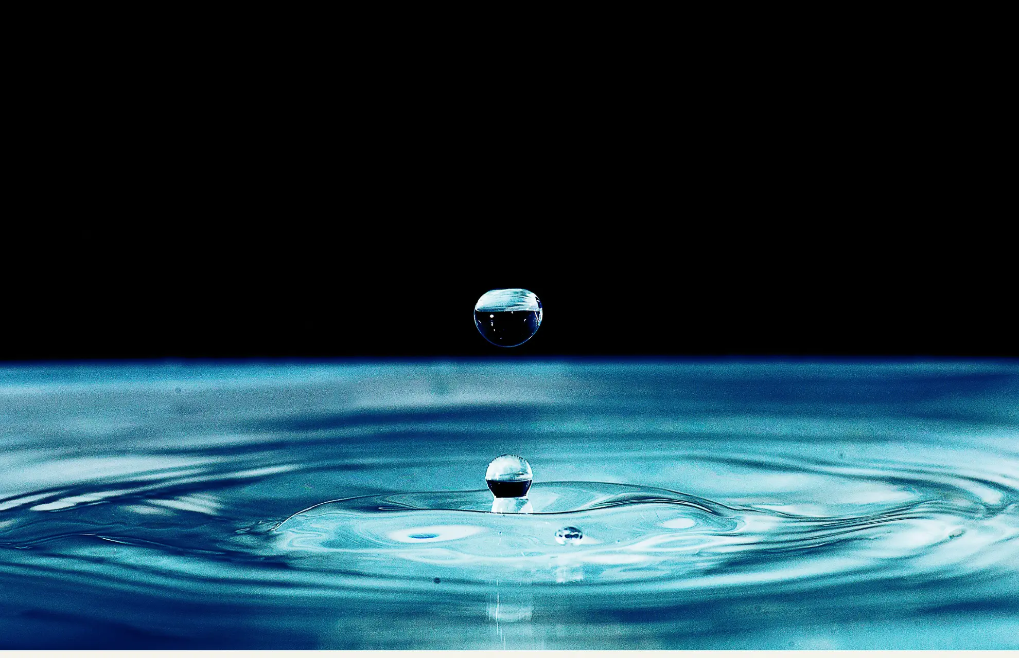 Das Gesetz der Schwingungen sinnbildlich als Wassertropfen 